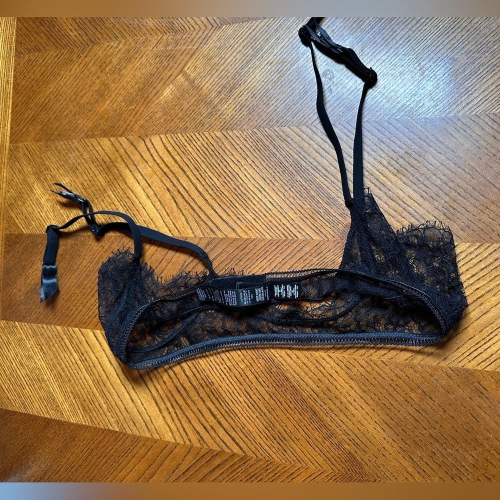 La Perla
Lace Onyx Suspender Belt - Picture 8 of 10